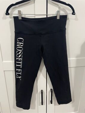 lululemon athletica Women’s Black Cropped Leggings Sz 4/6 CrossFit & butterfly